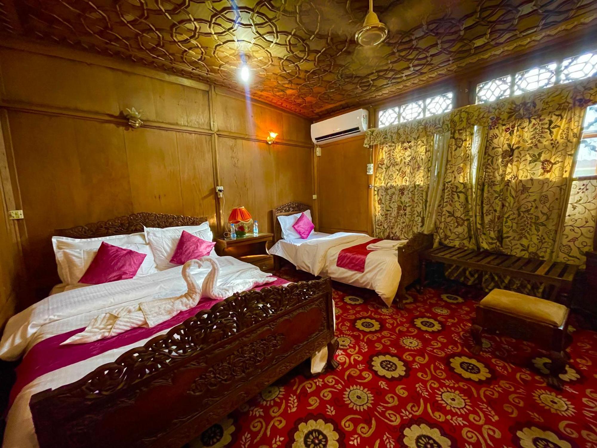 New Sea Palace Houseboats Srīnagar エクステリア 写真